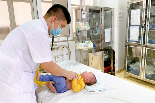 Trẻ 05 tháng tuổi bị bỏng niêm mạc mũi do phụ huynh rửa mũi nhầm bằng cồn 90 độ