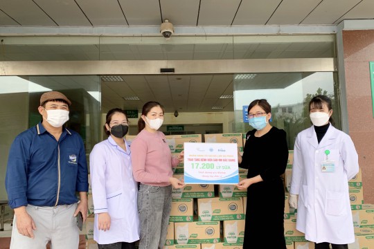 17.200 ly sữa được trao tặng cho đội ngũ y bác sỹ Bệnh viện Sản Nhi Bắc Giang nơi tuyến đầu chống dịch