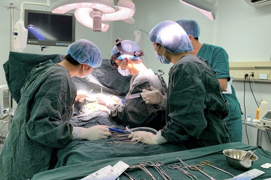 Phẫu thuật thắt Ống động mạch thành công cho trẻ sơ sinh non tháng tại Bệnh viện Sản Nhi Bắc Giang