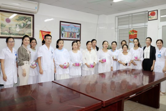 Trao tặng sữa cho 35 mẹ bầu có hoàn cảnh khó khăn tại Bệnh viện Sản Nhi Bắc Giang