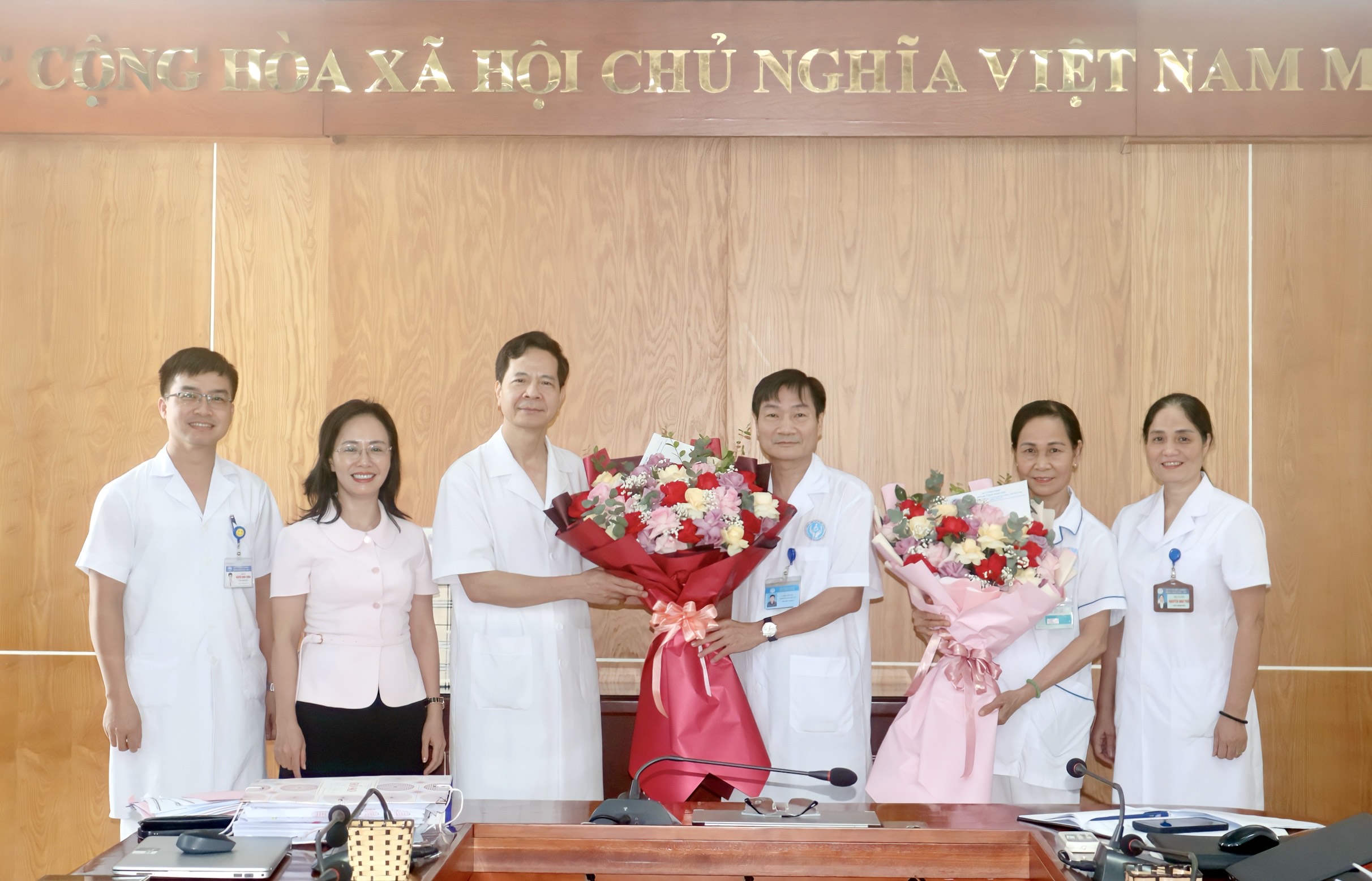 Bệnh viện Sản Nhi Bắc Ninh Số 1 tổ chức Gặp mặt, chia tay cán bộ, nhân viên về nghỉ hưu theo chế độ