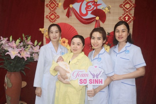 Giành lại sự sống cho bé gái sinh ra ở tuần 28 thai kỳ với cân nặng 900 gram: Hành trình 02 tháng điều trị đầy nỗ lực tại Khoa Sơ sinh - Bệnh viện Sản Nhi Bắc Ninh Số 1