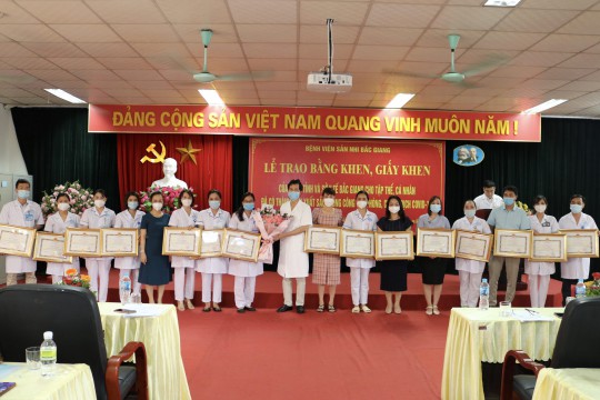 Lễ trao tặng Bằng khen, Giấy khen cho các tập thể, cá nhân có thành tích xuất sắc trong công tác phòng, chống dịch Covid-19