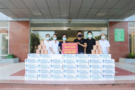 100 thùng sữa bột trị giá 500 triệu đồng được trao tặng cho nhân viên y tế và bệnh nhân đang điều trị tại Bệnh viện Sản Nhi Bắc Giang