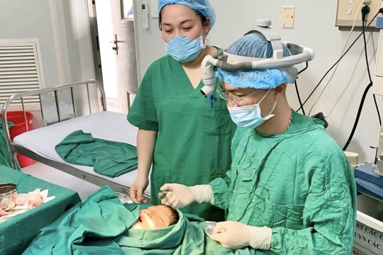 Phẫu thuật rò sống mũi cho bé gái 04 tuổi tại Bệnh viện Sản Nhi Bắc Ninh Số 1