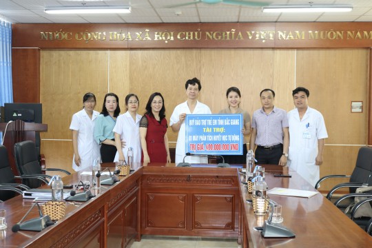 Máy phân tích huyết học tự động trị giá 400 triệu đồng được trao tặng cho Bệnh viện Sản Nhi Bắc Giang