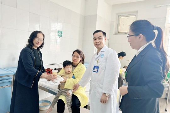 Ấm lòng người bệnh từ những nghĩa cử yêu thương