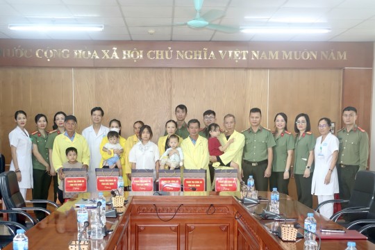 Hội Phụ nữ và Đoàn Thanh niên Thanh tra Công an tỉnh Bắc Ninh trao tặng quà Trung thu cho bệnh nhi có hoàn cảnh khó khăn