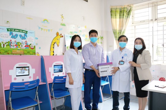 Công ty TNHH AstraZeneca Việt Nam trao tặng 04 bàn xông khí dung kèm máy tính bảng trị giá 53 triệu đồng