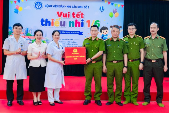 Niềm vui của các Bệnh nhi được nhân lên khi đón nhận những phần quà đầy ý nghĩa từ Thượng tướng Nguyễn Văn Long, Thứ trưởng Bộ Công an và các Mạnh thường quân nhân ngày Quốc tế thiếu nhi 1/6