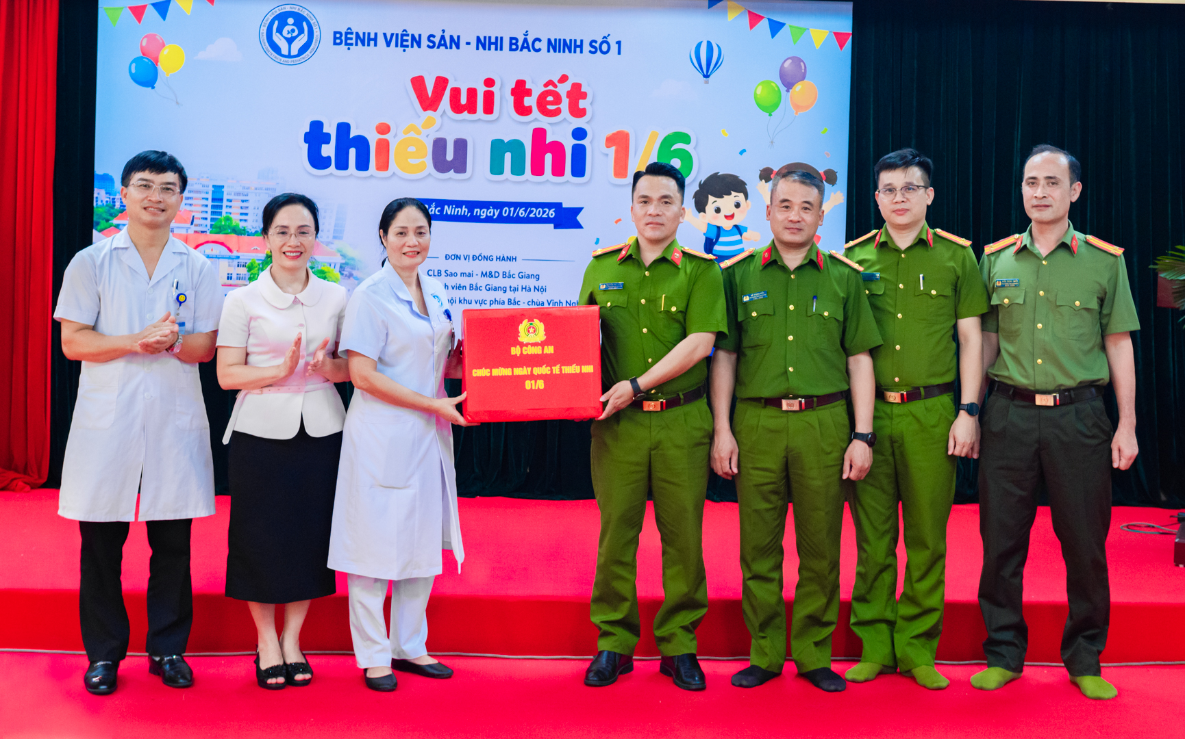 Niềm vui của các Bệnh nhi được nhân lên khi đón nhận những phần quà đầy ý nghĩa từ Thượng tướng Nguyễn Văn Long, Thứ trưởng Bộ Công an và các Mạnh thường quân nhân ngày Quốc tế thiếu nhi 1/6
