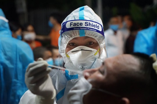 Hình ảnh đẹp "những chiến sỹ áo trắng" Bệnh viện Sản Nhi Bắc Giang lấy mẫu xét nghiệm vi-rút SARS-CoV-2