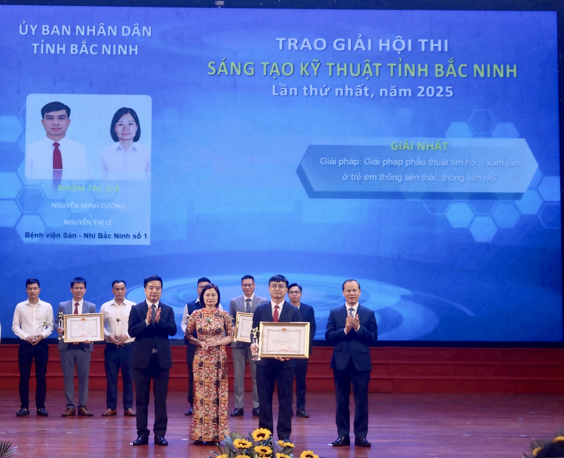 Nhóm tác giả Nguyễn Minh Cường - Nguyễn Thị Lê vinh dự được Ban Tổ chức trao giải Nhất Hội thi Sáng tạo kỹ thuật tỉnh Bắc Ninh lần thứ nhất, năm 2025