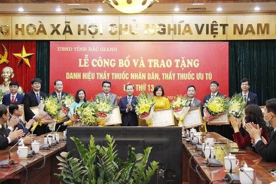 Giám đốc và Phó Giám đốc Bệnh viện Sản Nhi Bắc Giang vinh dự đón nhận Danh hiệu cao quý "Thầy thuốc Ưu tú"