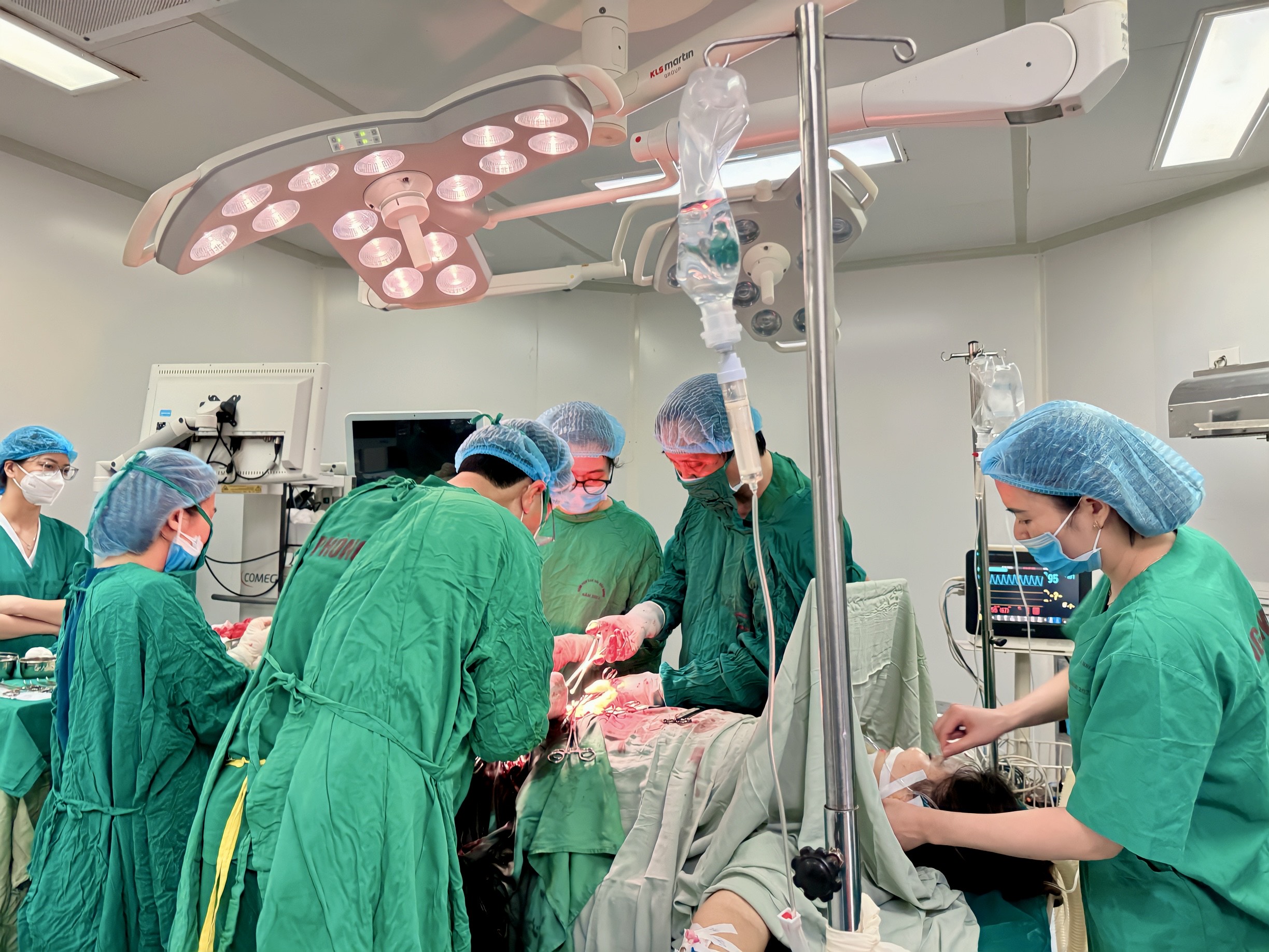 Thầy thuốc ưu tú - Bác sỹ CKII Lê Công Tước cùng kíp phẫu thuật cẩn thận, tỉ mỉ trong từng thao tác cấp cứu sản phụ Bùi Thị Nhung bị rau tiền đạo trung tâm, cài răng lược trên vết mổ đẻ cũ 03 lần phức tạp