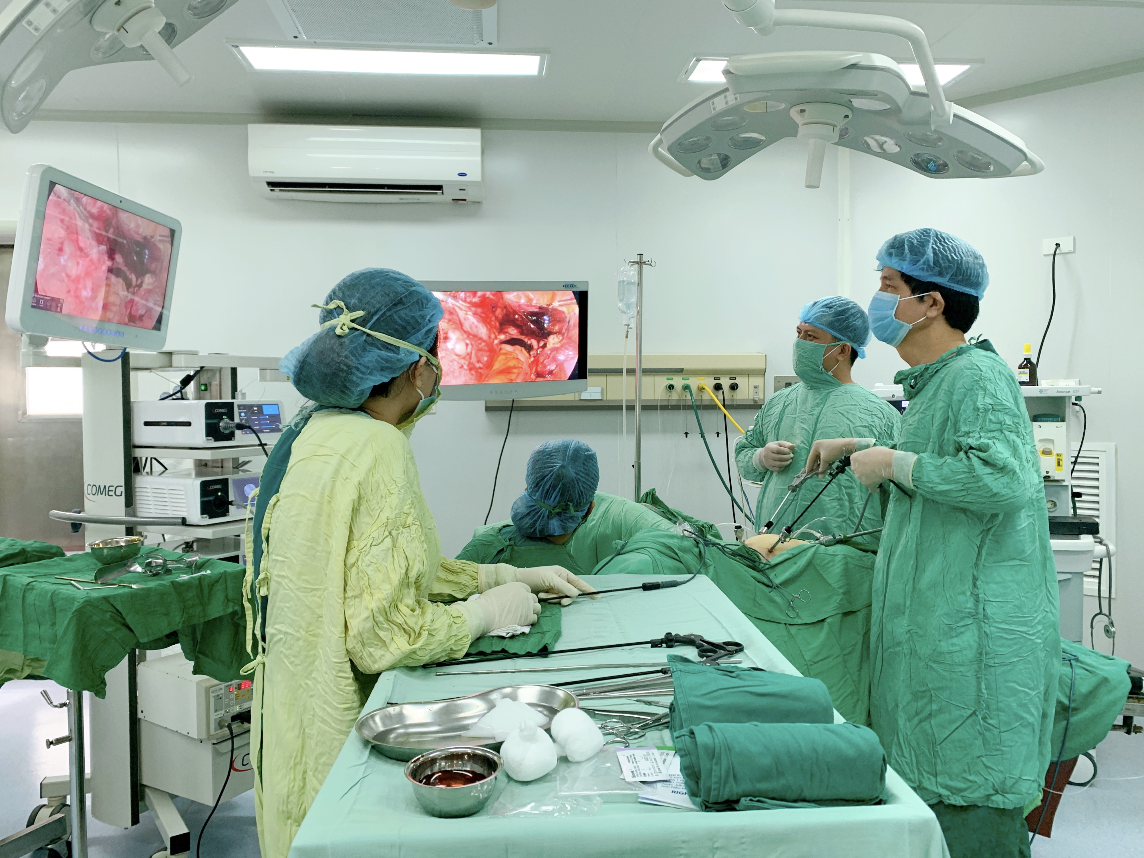 Thầy thuốc ưu tú - Bác sỹ CKII Lê Công Tước, Giám đốc Bệnh viện Sản Nhi Bắc Giang cùng kíp phẫu thuật nội soi cắt khối u xơ tử cung nặng kỷ lục 2.3kg