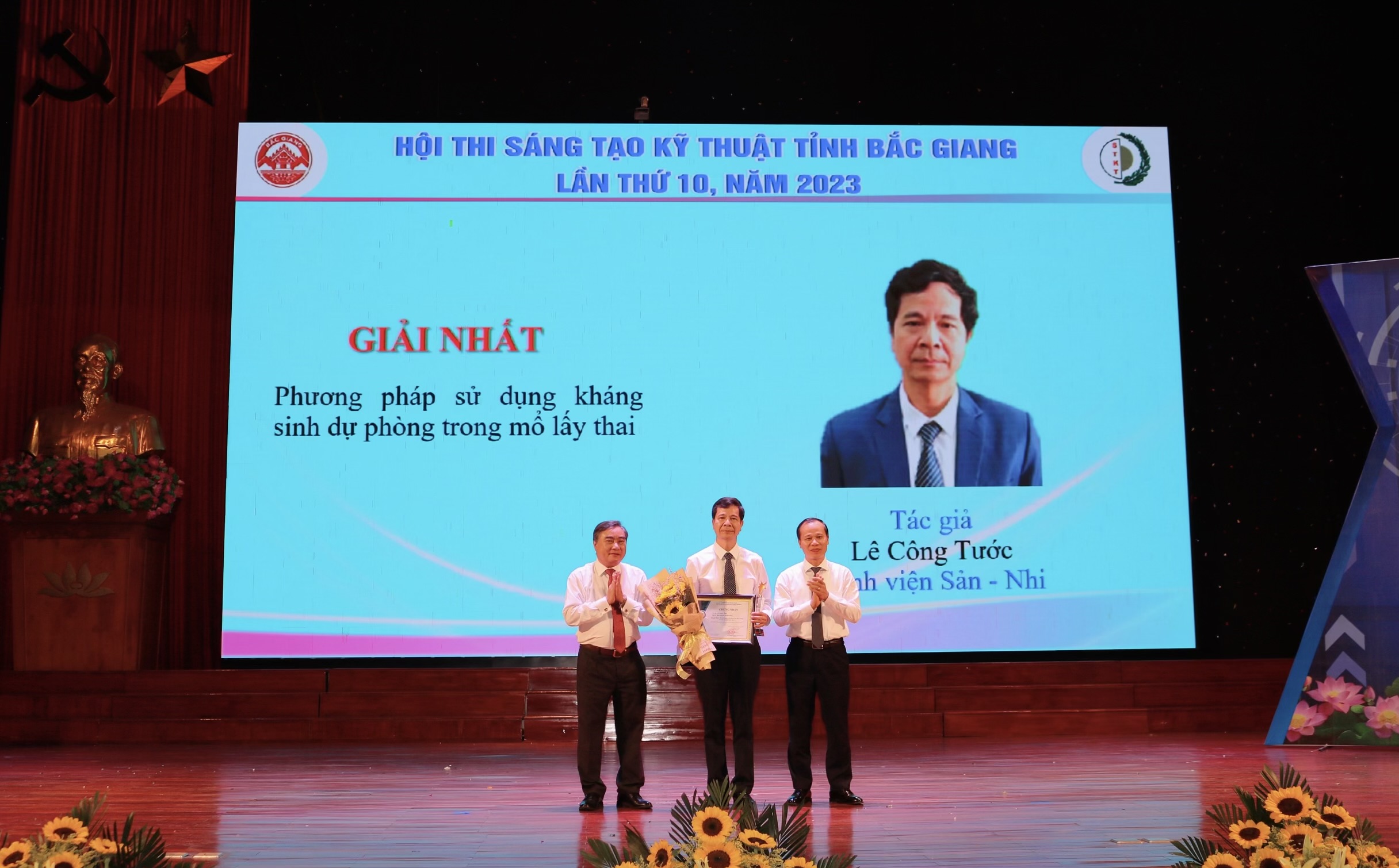 Thầy thuốc ưu tú - Bác sỹ CKII Lê Công Tước, Giám đốc Bệnh viện Sản Nhi Bắc Giang đạt giải Nhất Hội thi “Sáng tạo kỹ thuật tỉnh Bắc Giang lần thứ 10, năm 2022 - 2023” với Sáng kiến “Sử dụng khá