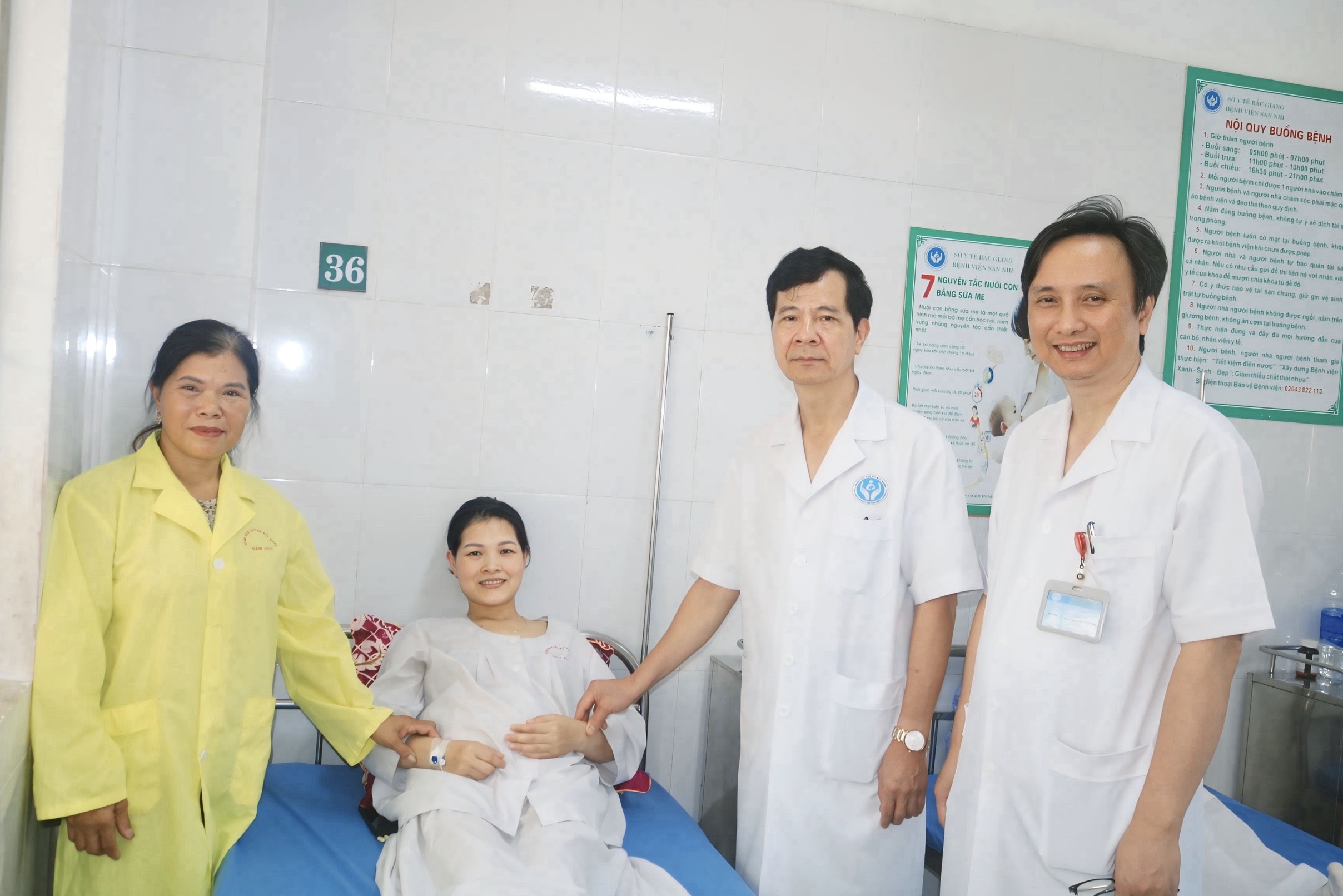 Thầy thuốc ưu tú - Bác sỹ CKII Lê Công Tước - Giám đốc Bệnh viện thăm hỏi sức khoẻ bệnh nhân Luyến khi điều trị tại Bệnh viện