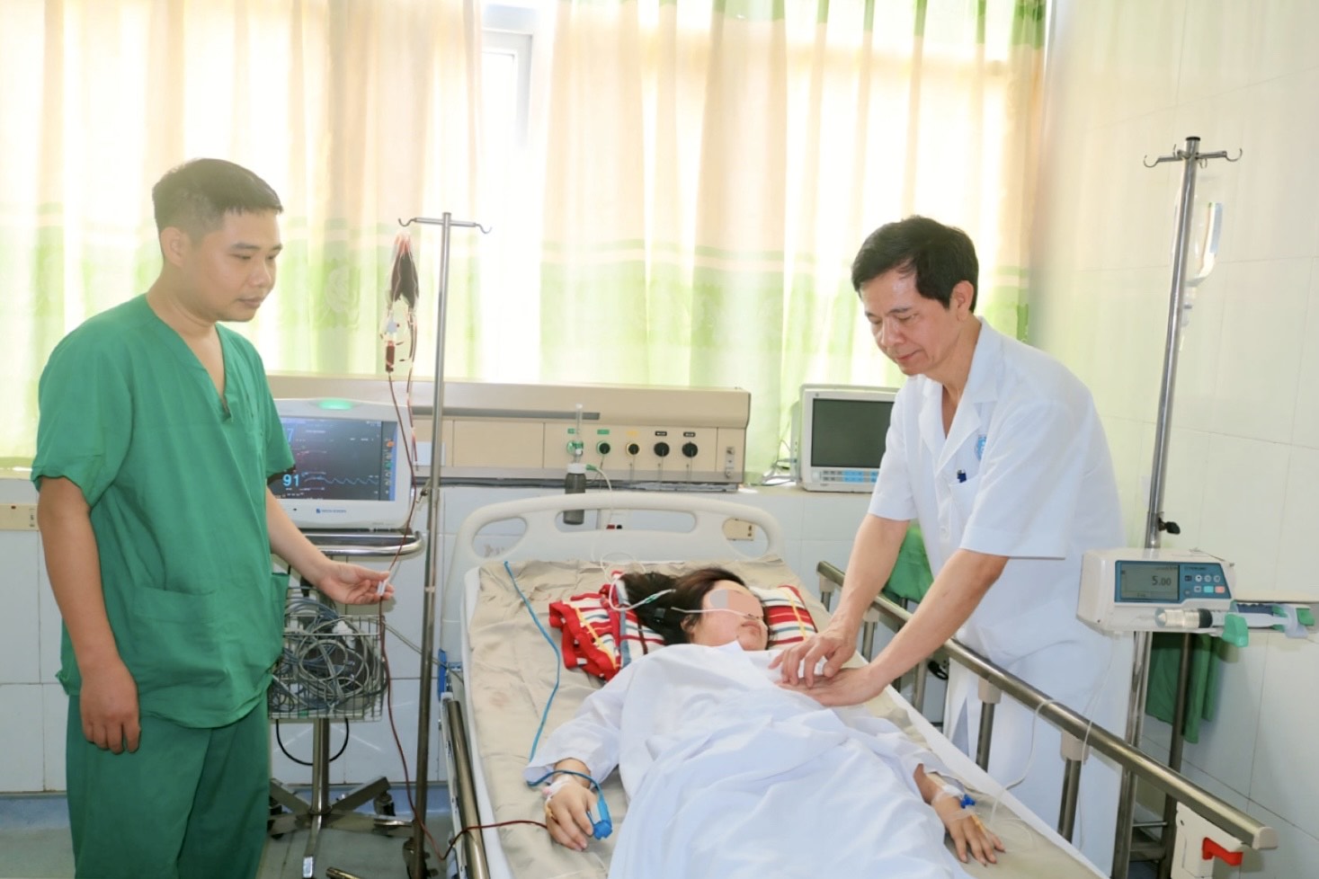 Thầy thuốc ưu tú - Bác sỹ CKII Lê Công Tước, Giám đốc Bệnh viện thăm khám cho bệnh nhân Đinh Thị Q.A. tại Phòng Hồi sức hậu phẫu