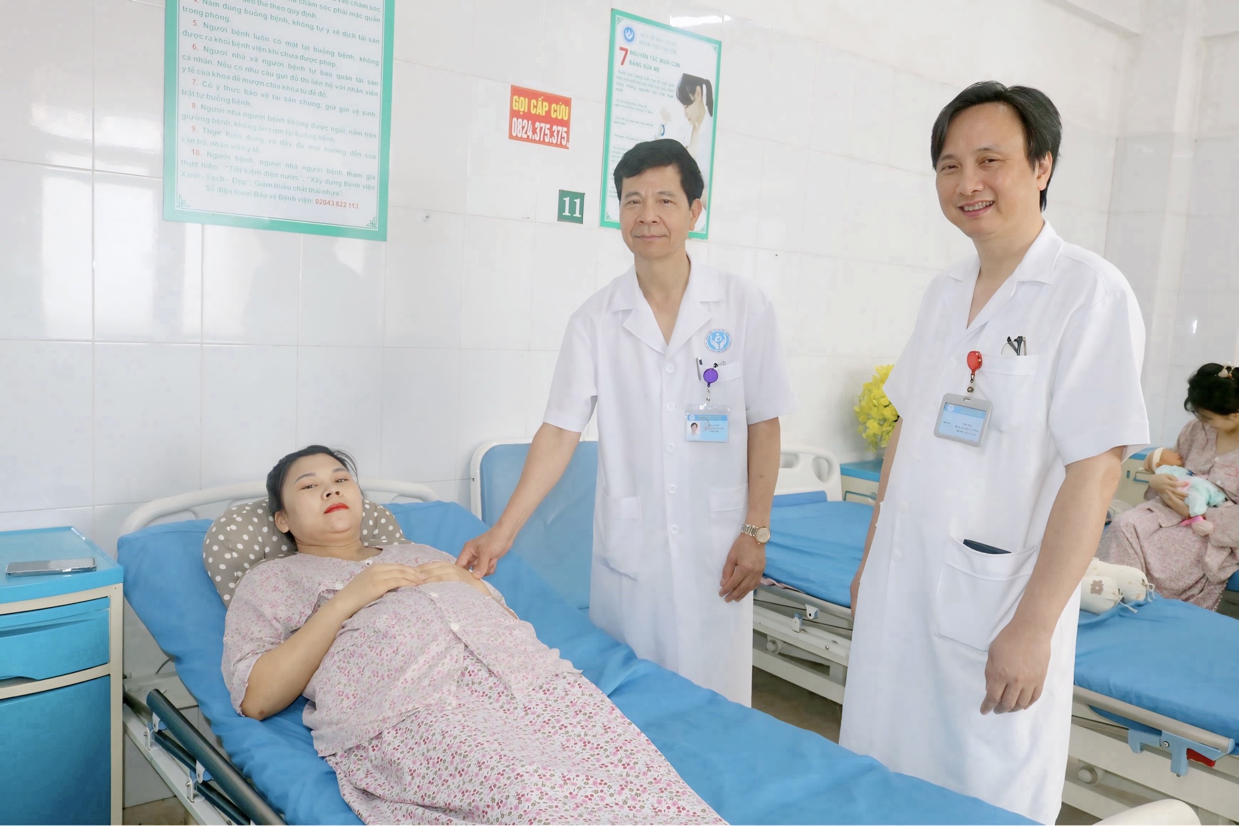 Thầy thuốc ưu tú - Bác sỹ CKII Lê Công Tước, Giám đốc Bệnh viện và Bác sỹ CKII Hán Mạnh Cường - Trưởng Khoa Sản II thăm hỏi tình hình sức khoẻ sản phụ Nhung khi điều trị tại Khoa Dịch vụ Y tế tự nguyện