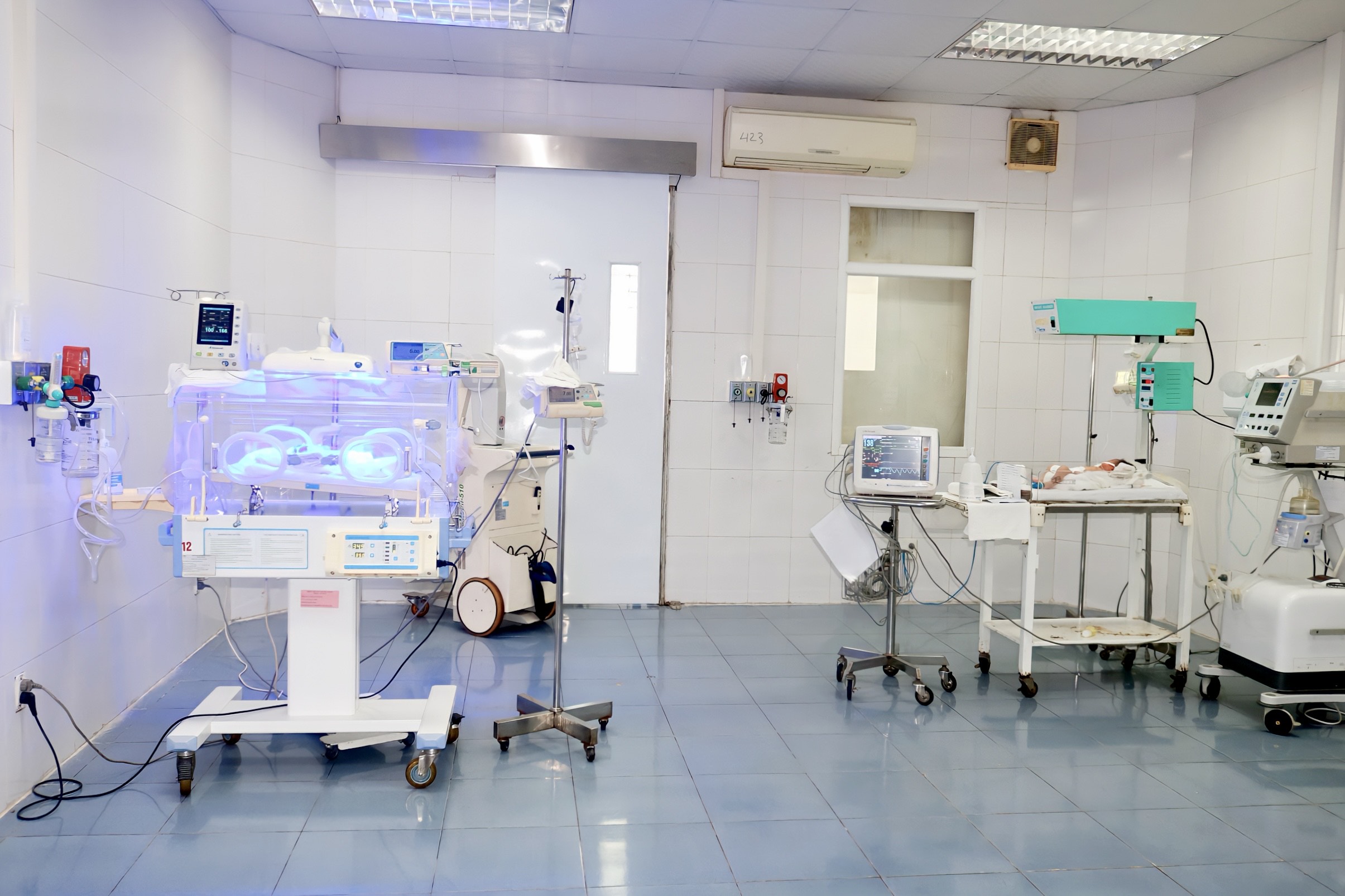 Trẻ sơ sinh nhẹ cân non tháng và mắc bệnh lý phức tạp được nuôi dưỡng, chăm sóc tại Khoa Sơ sinh - Bệnh viện Sản Nhi Bắc Ninh Số 1 (2)